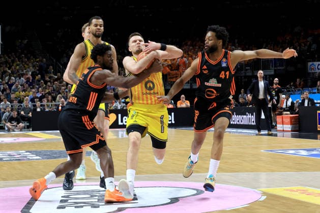 DEU, easyCredit BBL, ALBA vs. , 17.05.2026, Mercedes-Benz-Arena, Berlin, DEU, easyCredit BBL, ALBA vs. , im Bild Martin Hermannsson (ALBA Berlin 15), Norris Agbakoko (ALBA Berlin 17), Lloyd Pandi (RASTA Vechta 41), TJ Bamba (RASTA Vechta 5)