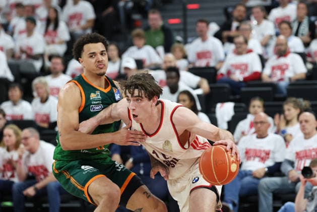 Justinian Jessup (FC Bayern Basketball, 10) mit Ball mit Nolan Adekunle (Vet Concept Gladiators Trier, 22), GER, FC Bayern Basketball vs. Vet Concept Gladiators Trier, Basketball, easycredit Basketball Bundesliga, Playoffs, Viertelfinale Saison 2025 2026, 17.05.2026, GER, FC Bayern Basketball vs. Vet Concept Gladiators Trier, Basketball, easycredit Basketball Bundesliga, Playoffs, Viertelfinale Saison 2025 2026, 17.05.2026 Muenchen Copyright: xEibner-Pressefoto JennixMaulx EP_JML