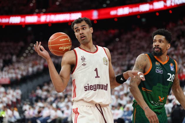 Oscar da Silva (FC Bayern Basketball, 01) mit Urald King (Vet Concept Gladiators Trier, 20), GER, FC Bayern Basketball vs. Vet Concept Gladiators Trier, Basketball, easycredit Basketball Bundesliga, Playoffs, Viertelfinale Saison 2025 2026, 17.05.2026, GER, FC Bayern Basketball vs. Vet Concept Gladiators Trier, Basketball, easycredit Basketball Bundesliga, Playoffs, Viertelfinale Saison 2025 2026, 17.05.2026 Muenchen Copyright: xEibner-Pressefoto JennixMaulx EP_JML