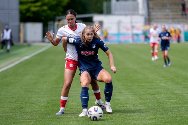 v.li.: Lisa Baum (RBL, 11), Jamilla Sofia Rankin (TSG, 5), Zweikampf, Spielszene, Duell, duel, tackle, tackling, Dynamik, Action, Aktion, 17.05.2026, Sinsheim (Hoffenheim) (Deutschland), Fussball, Google Pixel Frauen-Bundesliga, TSG 1899 Hoffenheim - RB Leipzig, DFB DFL REGULATIONS PROHIBIT ANY USE OF PHOTOGRAPHS AS IMAGE SEQUENCES AND OR QUASI-VIDEO.