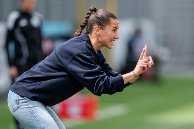 Eva-Maria Virsinger (Cheftrainerin, Trainerin, TSG), gibt Anweisungen, gestikuliert, mit den Armen gestikulieren, Einzelbild, Einzelfoto, Aktion, Action, 17.05.2026, Sinsheim (Hoffenheim) (Deutschland), Fussball, Google Pixel Frauen-Bundesliga, TSG 1899 Hoffenheim - RB Leipzig, DFB DFL REGULATIONS PROHIBIT ANY USE OF PHOTOGRAPHS AS IMAGE SEQUENCES AND OR QUASI-VIDEO.