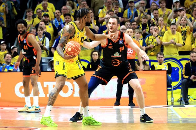 DEU, easyCredit BBL, ALBA vs. Rasta Vechta, 17.05.2026, Uber-Arena, Berlin, DEU, easyCredit BBL, ALBA vs. Rasta Vechta, im Bild J Wan Roberts (ALBA Berlin 13), Philipp Herkenhoff (RASTA Vechta 14)