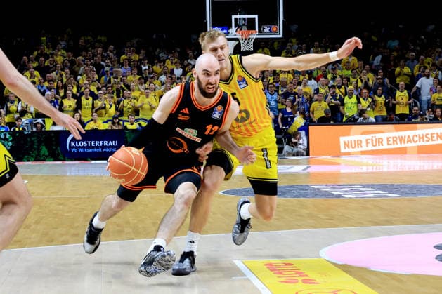 DEU, easyCredit BBL, ALBA vs. Rasta Vechta, 17.05.2026, Uber-Arena, Berlin, DEU, easyCredit BBL, ALBA vs. Rasta Vechta, im Bild Sam Griesel (ALBA Berlin 5), Tommy Kuhse (RASTA Vechta 12)