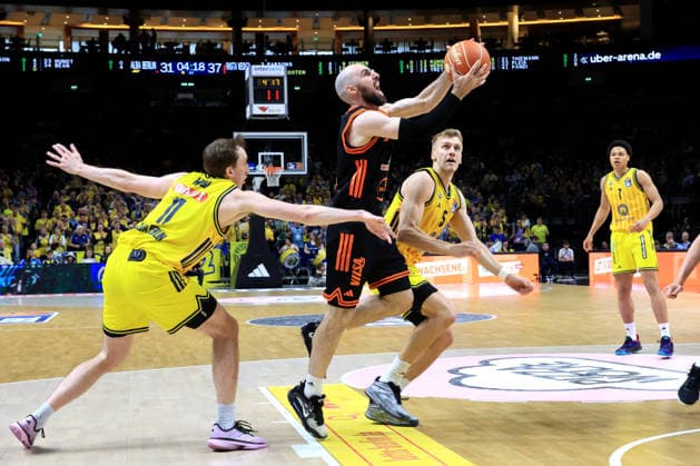 DEU, easyCredit BBL, ALBA vs. Rasta Vechta, 17.05.2026, Uber-Arena, Berlin, DEU, easyCredit BBL, ALBA vs. Rasta Vechta, im Bild Sam Griesel (ALBA Berlin 5), Moses Wood (ALBA Berlin 11), Tommy Kuhse (RASTA Vechta 12)