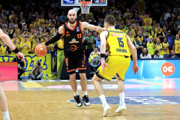 DEU, easyCredit BBL, ALBA vs. Rasta Vechta, 17.05.2026, Uber-Arena, Berlin, DEU, easyCredit BBL, ALBA vs. Rasta Vechta, im Bild Martin Hermannsson (ALBA Berlin 15), Tommy Kuhse (RASTA Vechta 12)