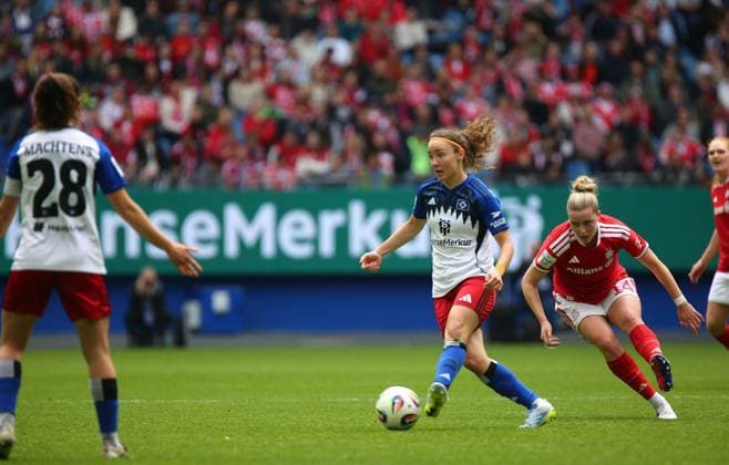 17.05.2026, xcex, GER, Hamburg, Volksparkstadion, Frauenfussball, 1. Bundesliga, DIE LIGA, Google Pixel Frauen-Bundesliga, Saison 2025 2026, Spieltag 26, HSV, FCB, Hamburger SV Frauen - FC Bayern Muenchen, Melanie Brunntaler (HSV) vor Alara (FCB) DFL regulations prohibit any use of photographs as image sequences and or quasi-video