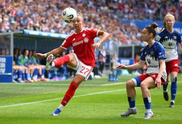 17.05.2026, xcex, GER, Hamburg, Volksparkstadion, Frauenfussball, 1. Bundesliga, DIE LIGA, Google Pixel Frauen-Bundesliga, Saison 2025 2026, Spieltag 26, HSV, FCB, Hamburger SV Frauen - FC Bayern Muenchen, Arianna Caruso (FCB) gegen Michela Croatto (HSV) DFL regulations prohibit any use of photographs as image sequences and or quasi-video