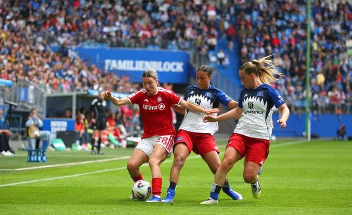17.05.2026, xcex, GER, Hamburg, Volksparkstadion, Frauenfussball, 1. Bundesliga, DIE LIGA, Google Pixel Frauen-Bundesliga, Saison 2025 2026, Spieltag 26, HSV, FCB, Hamburger SV Frauen - FC Bayern Muenchen, Barbara Dunst (FCB) gegen Melina Krueger und Svea Stoldt (HSV) DFL regulations prohibit any use of photographs as image sequences and or quasi-video