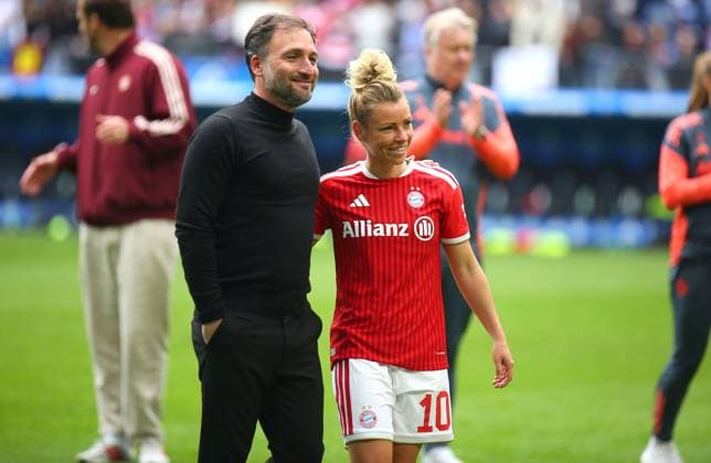 17.05.2026, xcex, GER, Hamburg, Volksparkstadion, Frauenfussball, 1. Bundesliga, DIE LIGA, Google Pixel Frauen-Bundesliga, Saison 2025 2026, Spieltag 26, HSV, FCB, Hamburger SV Frauen - FC Bayern Muenchen, Trainer Jose Barcala (FCB) und Linda Dallmann (FCB) DFL regulations prohibit any use of photographs as image sequences and or quasi-video