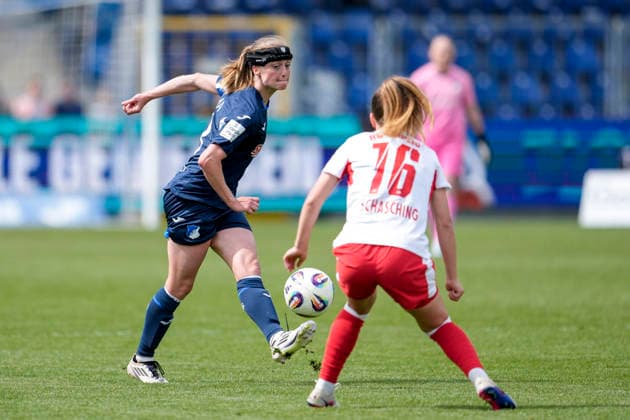 v.li.: Wielle Douma (Wianda Ellen Geertruida Douma, TSG, 13), Annabel Schasching (RBL, 16), Zweikampf, Spielszene, Duell, duel, tackle, tackling, Dynamik, Action, Aktion, 17.05.2026, Sinsheim (Hoffenheim) (Deutschland), Fussball, Google Pixel Frauen-Bundesliga, TSG 1899 Hoffenheim - RB Leipzig, DFB DFL REGULATIONS PROHIBIT ANY USE OF PHOTOGRAPHS AS IMAGE SEQUENCES AND OR QUASI-VIDEO.