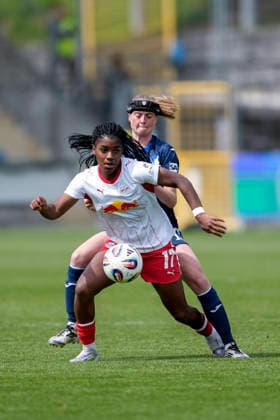 v.li.: Delice Boboy (RBL, 17), Wielle Douma (Wianda Ellen Geertruida Douma, TSG, 13), Zweikampf, Spielszene, Duell, duel, tackle, tackling, Dynamik, Action, Aktion, 17.05.2026, Sinsheim (Hoffenheim) (Deutschland), Fussball, Google Pixel Frauen-Bundesliga, TSG 1899 Hoffenheim - RB Leipzig, DFB DFL REGULATIONS PROHIBIT ANY USE OF PHOTOGRAPHS AS IMAGE SEQUENCES AND OR QUASI-VIDEO.
