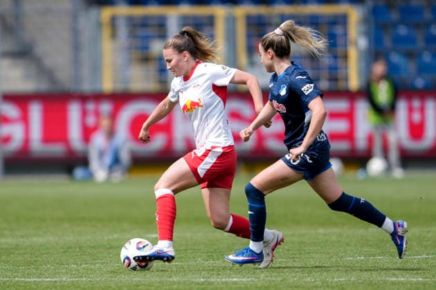 v.li.: Annabel Schasching (RBL, 16), Janna Grimm (TSG, 26), Zweikampf, Spielszene, Duell, duel, tackle, tackling, Dynamik, Action, Aktion, 17.05.2026, Sinsheim (Hoffenheim) (Deutschland), Fussball, Google Pixel Frauen-Bundesliga, TSG 1899 Hoffenheim - RB Leipzig, DFB DFL REGULATIONS PROHIBIT ANY USE OF PHOTOGRAPHS AS IMAGE SEQUENCES AND OR QUASI-VIDEO.