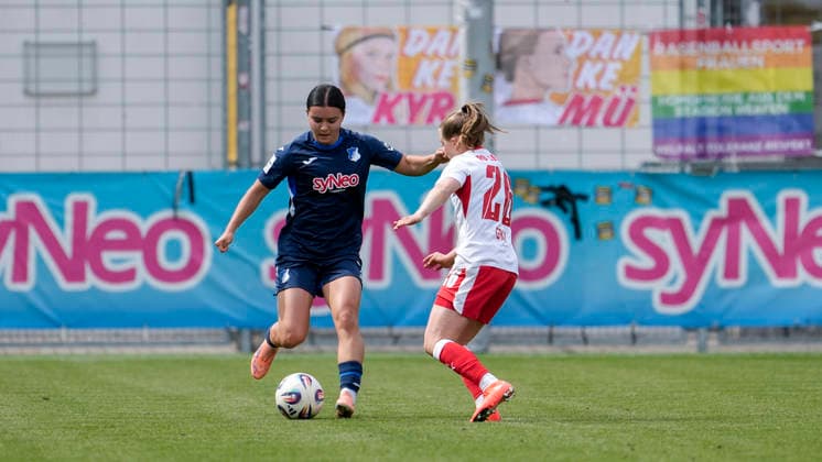 v.li.: Naomi Luyet (TSG, 7), Luca Maria Graf (RBL, 26), Zweikampf, Spielszene, Duell, duel, tackle, tackling, Dynamik, Action, Aktion, 17.05.2026, Sinsheim (Hoffenheim) (Deutschland), Fussball, Google Pixel Frauen-Bundesliga, TSG 1899 Hoffenheim - RB Leipzig, DFB DFL REGULATIONS PROHIBIT ANY USE OF PHOTOGRAPHS AS IMAGE SEQUENCES AND OR QUASI-VIDEO.