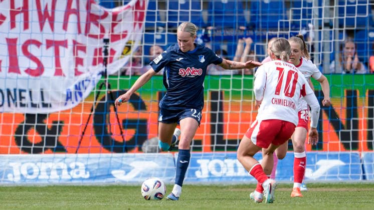 v.li.: Feli Delacauw (TSG, 24), Gina Chmielinski (RBL, 10), Luca Maria Graf (RBL, 26), Zweikampf, Spielszene, Duell, duel, tackle, tackling, Dynamik, Action, Aktion, 17.05.2026, Sinsheim (Hoffenheim) (Deutschland), Fussball, Google Pixel Frauen-Bundesliga, TSG 1899 Hoffenheim - RB Leipzig, DFB DFL REGULATIONS PROHIBIT ANY USE OF PHOTOGRAPHS AS IMAGE SEQUENCES AND OR QUASI-VIDEO.