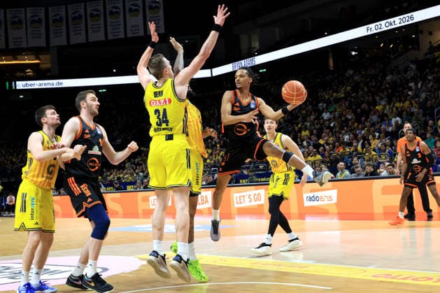 DEU, easyCredit BBL, ALBA vs. Rasta Vechta, 17.05.2026, Uber-Arena, Berlin, DEU, easyCredit BBL, ALBA vs. Rasta Vechta, im Bild Justin Bean (ALBA Berlin 34), Alex OÕConnell (ALBA Berlin 3), JONAS MATTISSECK (ALBA Berlin 9), Alonzo Verge jr. (RASTA Vechta 11), Philipp Herkenhoff (RASTA Vechta 14)
