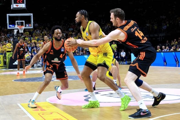DEU, easyCredit BBL, ALBA vs. Rasta Vechta, 17.05.2026, Uber-Arena, Berlin, DEU, easyCredit BBL, ALBA vs. Rasta Vechta, im Bild J Wan Roberts (ALBA Berlin 13), Lloyd Pandi (RASTA Vechta 41), Philipp Herkenhoff (RASTA Vechta 14)
