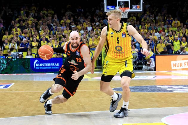 DEU, easyCredit BBL, ALBA vs. Rasta Vechta, 17.05.2026, Uber-Arena, Berlin, DEU, easyCredit BBL, ALBA vs. Rasta Vechta, im Bild Sam Griesel (ALBA Berlin 5), Tommy Kuhse (RASTA Vechta 12)