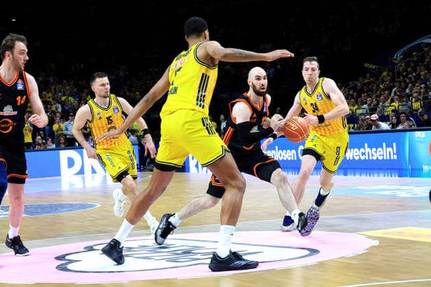 DEU, easyCredit BBL, ALBA vs. Rasta Vechta 17.05.2026, Uber-Arena, Berlin, DEU, easyCredit BBL, ALBA vs. Rasta Vechta im Bild Norris Agbakoko (ALBA Berlin 17), Martin Hermannsson (ALBA Berlin 15), Justin Bean (ALBA Berlin 34), Tommy Kuhse (RASTA Vechta 12)