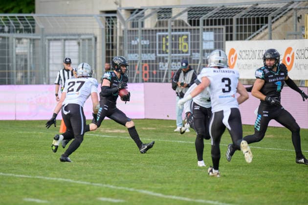 European Football Alliance, EFA, Munich Ravens, Raiders Tirol, Munich, 7 Louis Geyer (Munich Ravens, WR), Touchdown European Football Alliance, EFA, Munich Ravens, Raiders Tirol, Munich, Stadion an der Grünwalder Straße, American Football München Städtisches Stadion an der Grünwalder Strasse Bayern Deutschland Copyright: xAmericanxFootballxNetworkx(AF.N)x·xGerhardxLehnerx