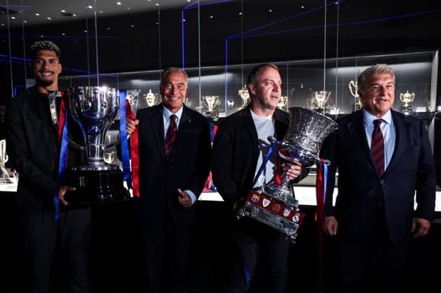 May 18, 2026, Barcelona, Barcelona, SPAIN: Ronald Araujo, Hansi Flick, Joan Laporta and Rafa Yuste, President of FC Barcelona, Barca during ceremony to present the championship trophies won by FC Barcelona in LaLiga EA Sports and the Spanish Super Cup, held at the club s museum on May 18, 2026 in Barcelona, Spain. Barcelona SPAIN - ZUMAa181 20260518_zaa_a181_001 Copyright: xJavierxBorregox