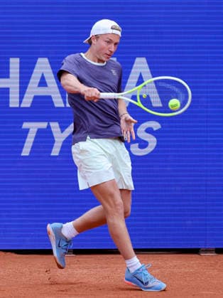 Max Schoenhaus (Germany) kontrolliert den Ball, Bitpanda Hamburg Open, Bitpanda Hamburg Open, Rothenbaum am 18. May 2026 in Hamburg, Deutschland. (Foto von Marco Steinbrenner DeFodi Images) Max Schoenhaus (Germany) controls the ball, Bitpanda Hamburg Open, Bitpanda Hamburg Open, Rothenbaum, May 18, 2026 in Hamburg, Germany. (Photo by Marco Steinbrenner DeFodi Images) -