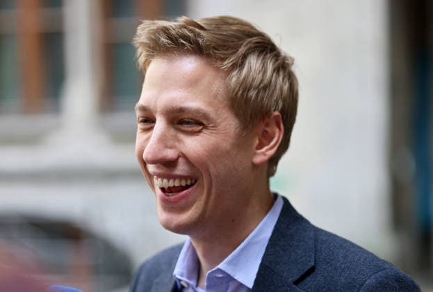 Fussball, Frauen, Bundesliga, Saison 2025 2026, FC Bayern München,Frauen, Doublefeier, Rathausbalkon, Marienplatz Dominik Krause, Oberbürgermeister der Stadt München, OB, Oberbürgermeister München, Kopf, Portrait, lacht, lachend, gut gelaunt
