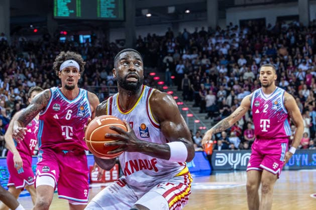 Eddy Edigin Jr. (Fitness First Wuerzburg Baskets, 27) frei am Korb, vs Alijah Comithier (Telekom Baskets Bonn, 02), Michael Kessens (Telekom Baskets Bonn, 06) Telekom Baskets Bonn vs. Fitness First Wuerzburg Baskets, Basketball, easy Credit BBL, Playoffs, Viertelfinale, 2. Spieltag, 2025 2026, 18.05.2026 Telekom Baskets Bonn vs. Fitness First Wuerzburg Baskets, Basketball, easy Credit BBL, Playoffs, Viertelfinale, 2. Spieltag, 2025 2026, 18.05.2026 Bonn Copyright: xEibner-Pressefoto GerhardxWingenderx EP_GWR