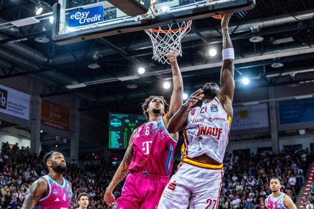 Eddy Edigin Jr. (Fitness First Wuerzburg Baskets, 27)vs Michael Kessens (Telekom Baskets Bonn, 06) am Korb, Jeff Garrett Jr. (Telekom Baskets Bonn, 04) und Alijah Comithier (Telekom Baskets Bonn, 02) schauen zu Telekom Baskets Bonn vs. Fitness First Wuerzburg Baskets, Basketball, easy Credit BBL, Playoffs, Viertelfinale, 2. Spieltag, 2025 2026, 18.05.2026 Telekom Baskets Bonn vs. Fitness First Wuerzburg Baskets, Basketball, easy Credit BBL, Playoffs, Viertelfinale, 2. Spieltag, 2025 2026, 18.05.2026 Bonn Copyright: xEibner-Pressefoto GerhardxWingenderx EP_GWR