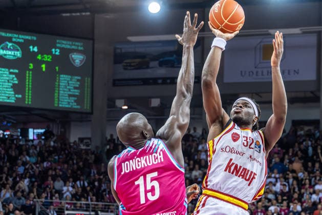 Eddy Edigin Jr. (Fitness First Wuerzburg Baskets, 27) vs Kur Jongkuch (Telekom Baskets Bonn, 15) Telekom Baskets Bonn vs. Fitness First Wuerzburg Baskets, Basketball, easy Credit BBL, Playoffs, Viertelfinale, 2. Spieltag, 2025 2026, 18.05.2026 Telekom Baskets Bonn vs. Fitness First Wuerzburg Baskets, Basketball, easy Credit BBL, Playoffs, Viertelfinale, 2. Spieltag, 2025 2026, 18.05.2026 Bonn Copyright: xEibner-Pressefoto GerhardxWingenderx EP_GWR