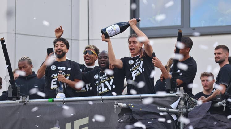 18.05.2026, Fussball, Herren, 2. Bundesliga, Saison 2025 2026, Aufstiegsfeier der SV 07 Elversberg. Die Mannschaft der SV 07 Elversberg feiert auf einem provisorischen Balkon vor dem Rathaus in Spiesen-Elversberg den Aufstieg in die Bundesliga, Immanuel Pherai (SV 07 Elversberg), Bambase Conte (SV 07 Elversberg), Amara Conde (SV 07 Elversberg), Frederik Schmahl (SV 07 Elversberg), Jan Gyamerah (SV 07 Elversberg), Lukasz Poreba (SV 07 Elversberg) Spiesen-Elversberg Rathaus Saarland Deutschland (DEU) Copyright: xFabianxKleerx