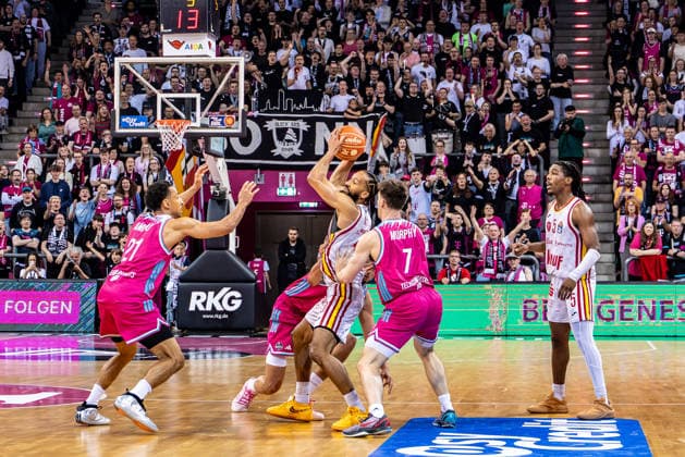 Davion Mintz (Fitness First Wuerzburg Baskets, 10) beim Kampf um den Ball vs Grayson Murphy (Telekom Baskets Bonn, 07), Joel Sadu Aminu (Telekom Baskets Bonn, 21), Marcus Carr (Fitness First Wuerzburg Baskets, 05) schaut zu Telekom Baskets Bonn vs. Fitness First Wuerzburg Baskets, Basketball, easy Credit BBL, Playoffs, Viertelfinale, 2. Spieltag, 2025 2026, 18.05.2026 Telekom Baskets Bonn vs. Fitness First Wuerzburg Baskets, Basketball, easy Credit BBL, Playoffs, Viertelfinale, 2. Spieltag, 2025 2026, 18.05.2026 Bonn Copyright: xEibner-Pressefoto GerhardxWingenderx EP_GWR