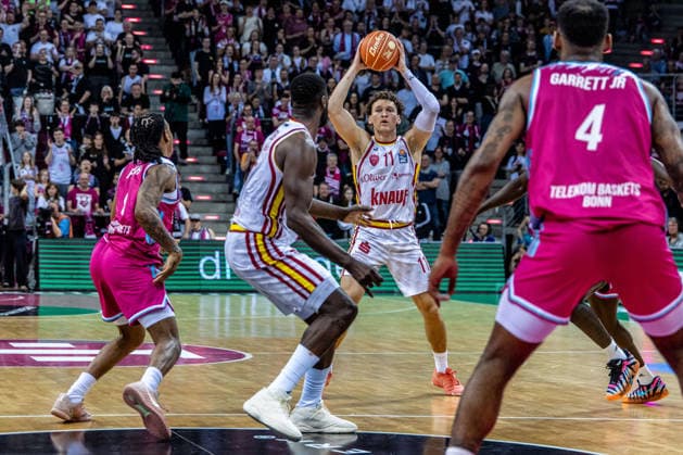 Brae Ivey (Fitness First Wuerzburg Baskets, 11) vs Jeff Garrett Jr. (Telekom Baskets Bonn, 04), Jonathan Baehre (Telekom Baskets Bonn, 01) Telekom Baskets Bonn vs. Fitness First Wuerzburg Baskets, Basketball, easy Credit BBL, Playoffs, Viertelfinale, 2. Spieltag, 2025 2026, 18.05.2026 Telekom Baskets Bonn vs. Fitness First Wuerzburg Baskets, Basketball, easy Credit BBL, Playoffs, Viertelfinale, 2. Spieltag, 2025 2026, 18.05.2026 Bonn Copyright: xEibner-Pressefoto GerhardxWingenderx EP_GWR