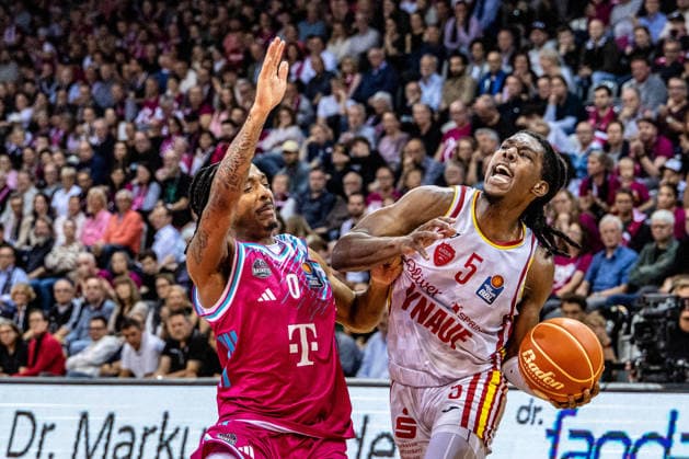 Marcus Carr (Fitness First Wuerzburg Baskets, 05) vs Jalen Finch (Telekom Baskets Bonn, 00) Telekom Baskets Bonn vs. Fitness First Wuerzburg Baskets, Basketball, easy Credit BBL, Playoffs, Viertelfinale, 2. Spieltag, 2025 2026, 18.05.2026 Telekom Baskets Bonn vs. Fitness First Wuerzburg Baskets, Basketball, easy Credit BBL, Playoffs, Viertelfinale, 2. Spieltag, 2025 2026, 18.05.2026 Bonn Copyright: xEibner-Pressefoto GerhardxWingenderx EP_GWR