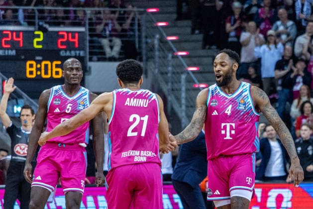 Joel Sadu Aminu (Telekom Baskets Bonn, 21), Jeff Garrett Jr. (Telekom Baskets Bonn, 04), Tylan Birts (Telekom Baskets Bonn, 05) feiern eine gelungene Aktion Telekom Baskets Bonn vs. Fitness First Wuerzburg Baskets, Basketball, easy Credit BBL, Playoffs, Viertelfinale, 2. Spieltag, 2025 2026, 18.05.2026 Telekom Baskets Bonn vs. Fitness First Wuerzburg Baskets, Basketball, easy Credit BBL, Playoffs, Viertelfinale, 2. Spieltag, 2025 2026, 18.05.2026 Bonn Copyright: xEibner-Pressefoto GerhardxWingenderx EP_GWR
