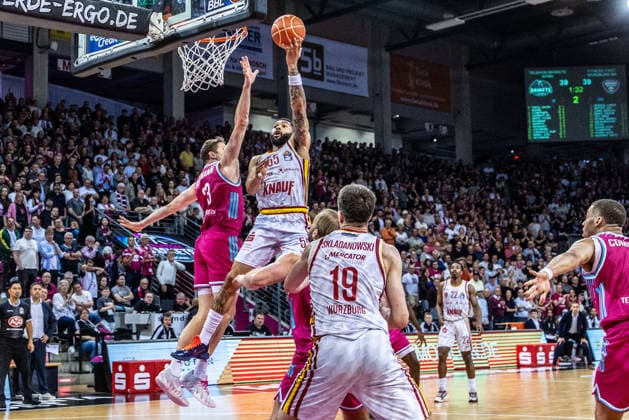David Muenkat (Fitness First Wuerzburg Baskets, 55) am Korb vs Patrick Heckmann (Telekom Baskets Bonn, 33) Telekom Baskets Bonn vs. Fitness First Wuerzburg Baskets, Basketball, easy Credit BBL, Playoffs, Viertelfinale, 2. Spieltag, 2025 2026, 18.05.2026 Telekom Baskets Bonn vs. Fitness First Wuerzburg Baskets, Basketball, easy Credit BBL, Playoffs, Viertelfinale, 2. Spieltag, 2025 2026, 18.05.2026 Bonn Copyright: xEibner-Pressefoto GerhardxWingenderx EP_GWR