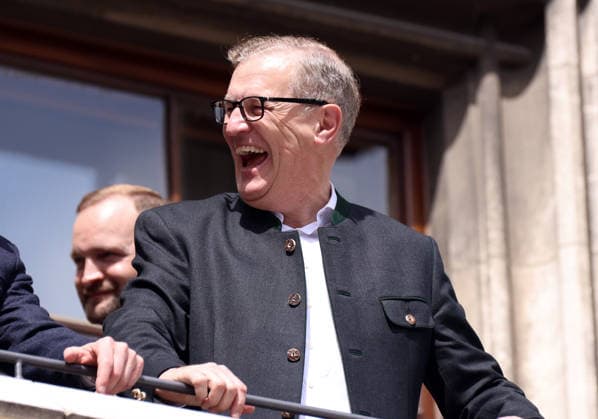 Fussball, Frauen, Bundesliga, Saison 2025 2026, FC Bayern München,Frauen, Doublefeier, Rathausbalkon, Marienplatz Jan-Christian Dreesen, Vorstandsvorsitzender (FC Bayern München) mit Blick nach rechts, lacht, lachend