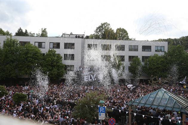 18.05.2026, xrekx, Fussball 2.Bundesliga, SV Elversberg - Aufstiegsfeier v.l. . SV Elversberg Mannschaft feiert den Aufstieg Fans ,Stimmung, Schals, Ultras, Zuschauer, Besucher, Choreo, Choreografie, atmosphere, scarves, spectators, visitors (DFL DFB REGULATIONS PROHIBIT ANY USE OF PHOTOGRAPHS as IMAGE SEQUENCES and or QUASI-VIDEO) Elversberg