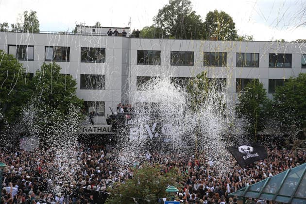 18.05.2026, xrekx, Fussball 2.Bundesliga, SV Elversberg - Aufstiegsfeier v.l. . SV Elversberg Mannschaft feiert den Aufstieg Fans ,Stimmung, Schals, Ultras, Zuschauer, Besucher, Choreo, Choreografie, atmosphere, scarves, spectators, visitors (DFL DFB REGULATIONS PROHIBIT ANY USE OF PHOTOGRAPHS as IMAGE SEQUENCES and or QUASI-VIDEO) Elversberg