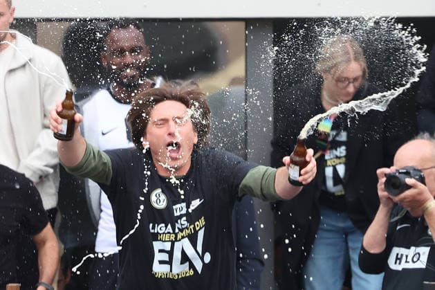 18.05.2026, xrekx, Fussball 2.Bundesliga, SV Elversberg - Aufstiegsfeier v.l. Vincent Wagner Trainer (SV 07 Elversberg) Bierdusche Fans ,Stimmung, Schals, Ultras, Zuschauer, Besucher, Choreo, Choreografie, atmosphere, scarves, spectators, visitors (DFL DFB REGULATIONS PROHIBIT ANY USE OF PHOTOGRAPHS as IMAGE SEQUENCES and or QUASI-VIDEO) Elversberg