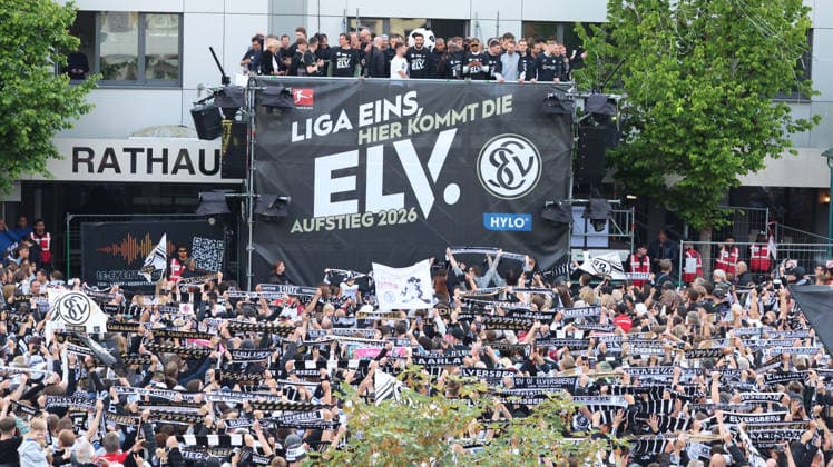 18.05.2026, xrekx, Fussball 2.Bundesliga, SV Elversberg - Aufstiegsfeier v.l. SV Elversberg Mannschaft feiert den Aufstieg Bambasà Contà (SV 07 Elversberg) Fans ,Stimmung, Schals, Ultras, Zuschauer, Besucher, Choreo, Choreografie, atmosphere, scarves, spectators, visitors (DFL DFB REGULATIONS PROHIBIT ANY USE OF PHOTOGRAPHS as IMAGE SEQUENCES and or QUASI-VIDEO) Elversberg