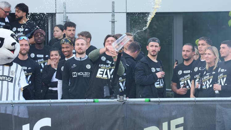 18.05.2026, xrekx, Fussball 2.Bundesliga, SV Elversberg - Aufstiegsfeier v.l. SV Elversberg Mannschaft feiert den Aufstieg Fans ,Stimmung, Schals, Ultras, Zuschauer, Besucher, Choreo, Choreografie, atmosphere, scarves, spectators, visitors Vincent Wagner Trainer (SV 07 Elversberg) (DFL DFB REGULATIONS PROHIBIT ANY USE OF PHOTOGRAPHS as IMAGE SEQUENCES and or QUASI-VIDEO) Elversberg