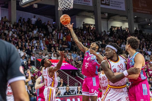Jeff Garrett Jr. (Telekom Baskets Bonn, 04) faengt den Rebound vs Johnathan Stove (Fitness First Wuerzburg Baskets, 22), Charles Thompson (Fitness First Wuerzburg Baskets, 32) Telekom Baskets Bonn vs. Fitness First Wuerzburg Baskets, Basketball, easy Credit BBL, Playoffs, Viertelfinale, 2. Spieltag, 2025 2026, 18.05.2026 Telekom Baskets Bonn vs. Fitness First Wuerzburg Baskets, Basketball, easy Credit BBL, Playoffs, Viertelfinale, 2. Spieltag, 2025 2026, 18.05.2026 Bonn Copyright: xEibner-Pressefoto GerhardxWingenderx EP_GWR