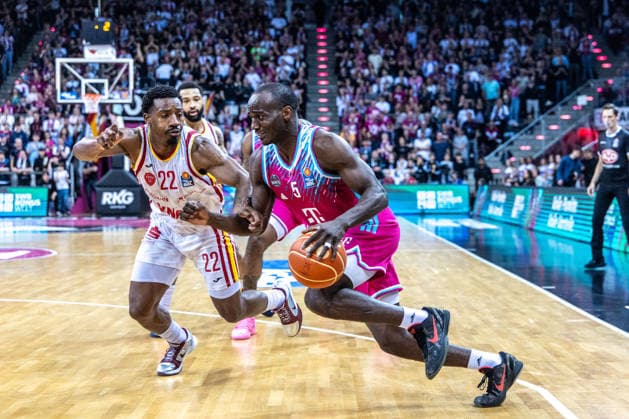 Tylan Birts (Telekom Baskets Bonn, 05) vs Johnathan Stove (Fitness First Wuerzburg Baskets, 22) Telekom Baskets Bonn vs. Fitness First Wuerzburg Baskets, Basketball, easy Credit BBL, Playoffs, Viertelfinale, 2. Spieltag, 2025 2026, 18.05.2026 Telekom Baskets Bonn vs. Fitness First Wuerzburg Baskets, Basketball, easy Credit BBL, Playoffs, Viertelfinale, 2. Spieltag, 2025 2026, 18.05.2026 Bonn Copyright: xEibner-Pressefoto GerhardxWingenderx EP_GWR
