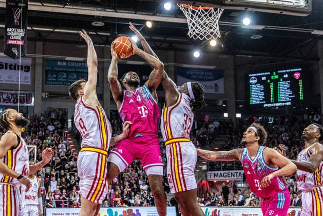 Jeff Garrett Jr. (Telekom Baskets Bonn, 04) am Korb vs Charles Thompson (Fitness First Wuerzburg Baskets, 32), Christian Skladanowski (Fitness First Wuerzburg Baskets, 19), Michael Kessens (Telekom Baskets Bonn, 06) schaut zu Telekom Baskets Bonn vs. Fitness First Wuerzburg Baskets, Basketball, easy Credit BBL, Playoffs, Viertelfinale, 2. Spieltag, 2025 2026, 18.05.2026 Telekom Baskets Bonn vs. Fitness First Wuerzburg Baskets, Basketball, easy Credit BBL, Playoffs, Viertelfinale, 2. Spieltag, 2025 2026, 18.05.2026 Bonn Copyright: xEibner-Pressefoto GerhardxWingenderx EP_GWR