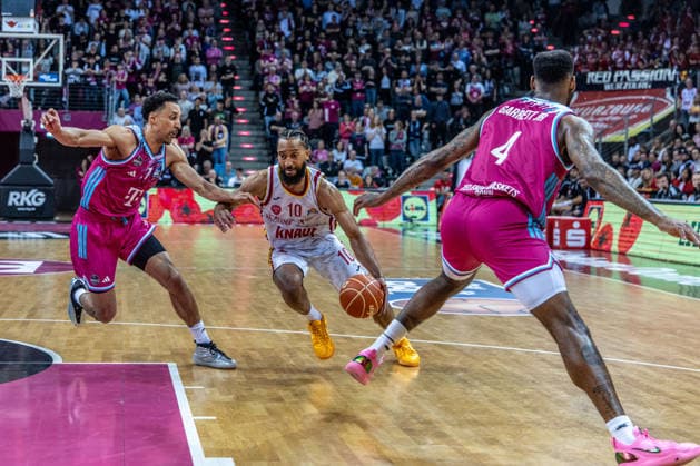 Davion Mintz (Fitness First Wuerzburg Baskets, 10) setzt sich gegen Joel Sadu Aminu (Telekom Baskets Bonn, 21) durch Telekom Baskets Bonn vs. Fitness First Wuerzburg Baskets, Basketball, easy Credit BBL, Playoffs, Viertelfinale, 2. Spieltag, 2025 2026, 18.05.2026 Telekom Baskets Bonn vs. Fitness First Wuerzburg Baskets, Basketball, easy Credit BBL, Playoffs, Viertelfinale, 2. Spieltag, 2025 2026, 18.05.2026 Bonn Copyright: xEibner-Pressefoto GerhardxWingenderx EP_GWR