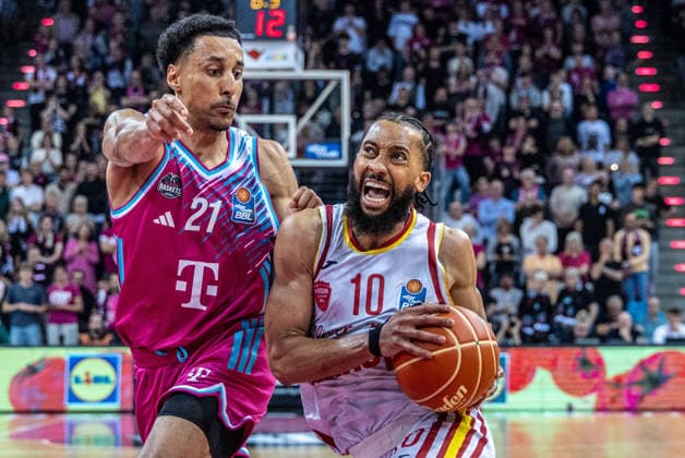 Davion Mintz (Fitness First Wuerzburg Baskets, 10)vs Joel Sadu Aminu (Telekom Baskets Bonn, 21) Telekom Baskets Bonn vs. Fitness First Wuerzburg Baskets, Basketball, easy Credit BBL, Playoffs, Viertelfinale, 2. Spieltag, 2025 2026, 18.05.2026 Telekom Baskets Bonn vs. Fitness First Wuerzburg Baskets, Basketball, easy Credit BBL, Playoffs, Viertelfinale, 2. Spieltag, 2025 2026, 18.05.2026 Bonn Copyright: xEibner-Pressefoto GerhardxWingenderx EP_GWR