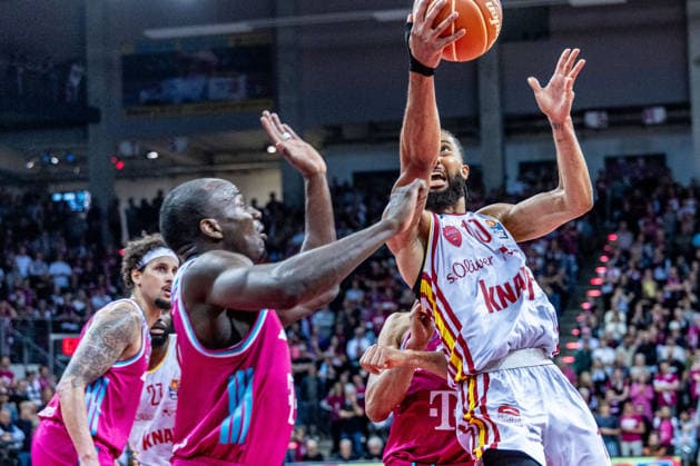 Davion Mintz (Fitness First Wuerzburg Baskets, 10) am Korb vs Tylan Birts (Telekom Baskets Bonn, 05) Telekom Baskets Bonn vs. Fitness First Wuerzburg Baskets, Basketball, easy Credit BBL, Playoffs, Viertelfinale, 2. Spieltag, 2025 2026, 18.05.2026 Telekom Baskets Bonn vs. Fitness First Wuerzburg Baskets, Basketball, easy Credit BBL, Playoffs, Viertelfinale, 2. Spieltag, 2025 2026, 18.05.2026 Bonn Copyright: xEibner-Pressefoto GerhardxWingenderx EP_GWR