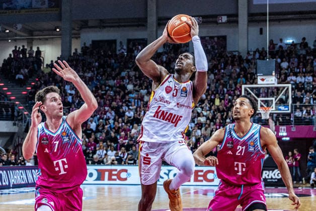Marcus Carr (Fitness First Wuerzburg Baskets, 05) vs Grayson Murphy (Telekom Baskets Bonn, 07), Joel Sadu Aminu (Telekom Baskets Bonn, 21) Telekom Baskets Bonn vs. Fitness First Wuerzburg Baskets, Basketball, easy Credit BBL, Playoffs, Viertelfinale, 2. Spieltag, 2025 2026, 18.05.2026 Telekom Baskets Bonn vs. Fitness First Wuerzburg Baskets, Basketball, easy Credit BBL, Playoffs, Viertelfinale, 2. Spieltag, 2025 2026, 18.05.2026 Bonn Copyright: xEibner-Pressefoto GerhardxWingenderx EP_GWR