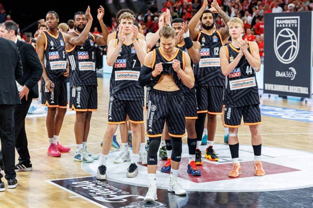 Thomas Klepeisz (ratiopharm Ulm, 22), Team, Mannschaft, Spielende, enttaeuscht, Enttaeuschung, negative Emotionen, negative Emotion, BMA365 Bamberg Baskets vs. ratiopharm Ulm, Basketball, easyCredit BBL, Playoff Viertelfinale, Spiel 2, 18.05.2026 BMA365 Bamberg Baskets vs. ratiopharm Ulm, Basketball, easyCredit BBL, Playoff Viertelfinale, Spiel 2, 18.05.2026 Bamberg Copyright: xEibner-Pressefoto G.xSantemizx EP_EER