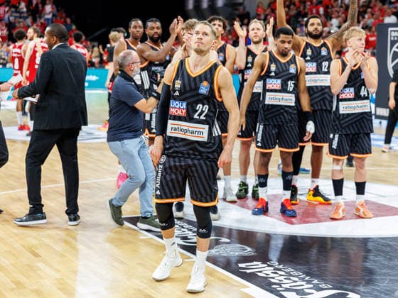 Thomas Klepeisz (ratiopharm Ulm, 22), Team, Mannschaft, Spielende, enttaeuscht, Enttaeuschung, negative Emotionen, negative Emotion, BMA365 Bamberg Baskets vs. ratiopharm Ulm, Basketball, easyCredit BBL, Playoff Viertelfinale, Spiel 2, 18.05.2026 BMA365 Bamberg Baskets vs. ratiopharm Ulm, Basketball, easyCredit BBL, Playoff Viertelfinale, Spiel 2, 18.05.2026 Bamberg Copyright: xEibner-Pressefoto G.xSantemizx EP_EER